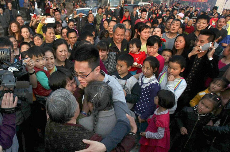 淮安4岁男孩被拐 26年后母子终团聚感动全村 